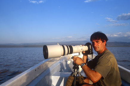Tony Crocetta photographe animalier au travail sur le terrain  au lac Baringo au Kenya